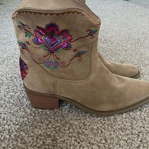 Farm Rio Caramel Boho Western floral short suede boot. Never worn size 8